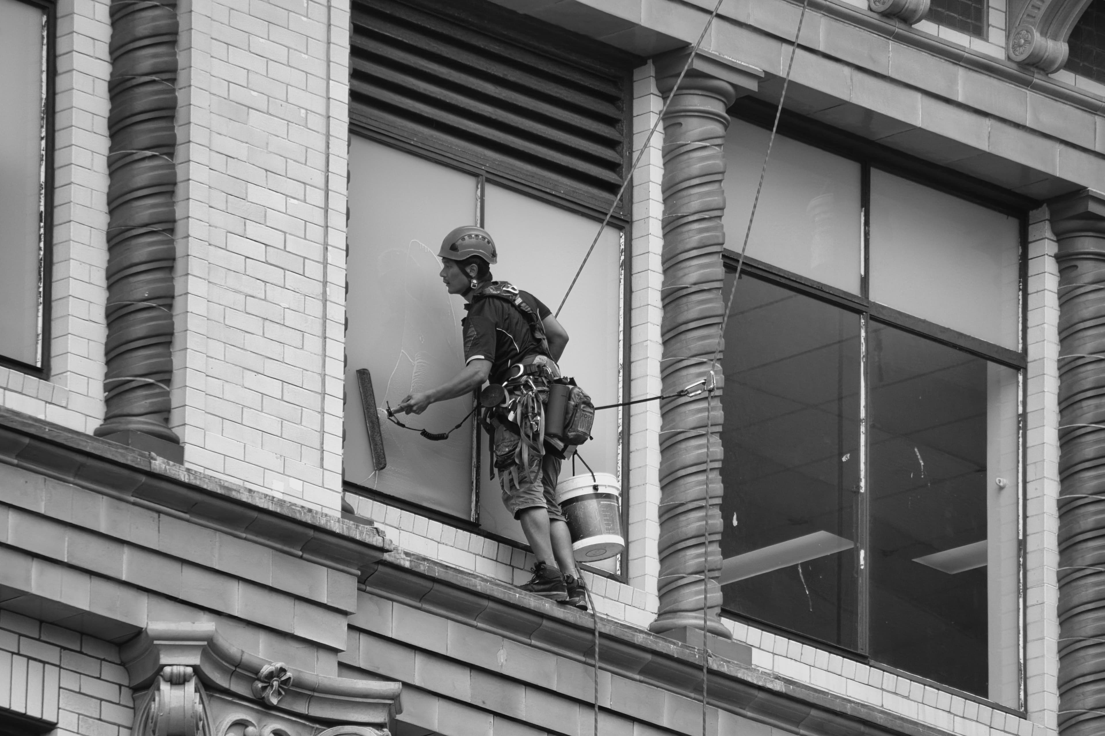 Cordiste nettoyage de vitres et façade en hauteur Clichy